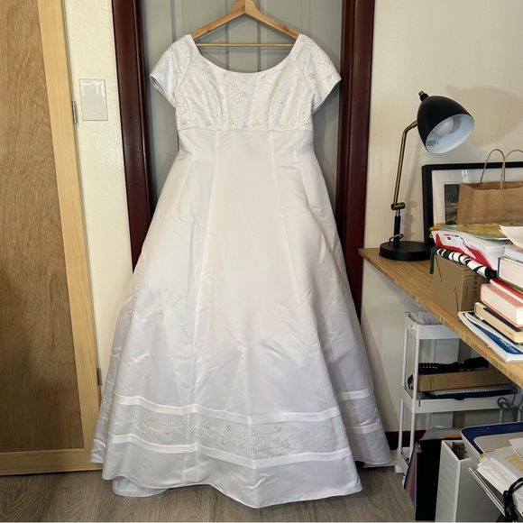 David’s Bridal Satin Wedding Dress A-line Plus Size Beading Cap Sleeve Train 18W - Picture 3 of 15